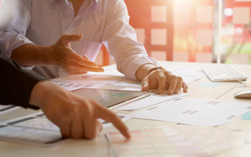 People analysing report