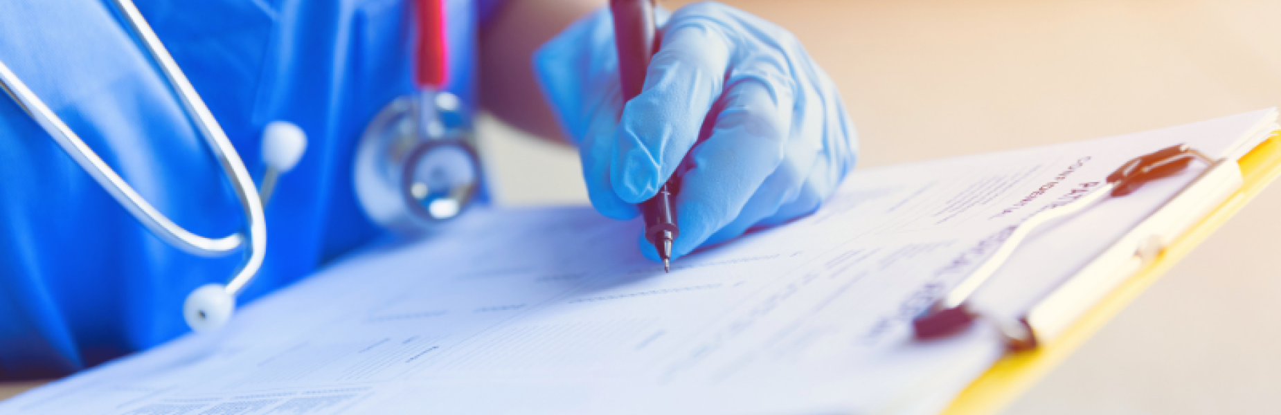 Meddyg gyda rhestr ar glipfwrdd