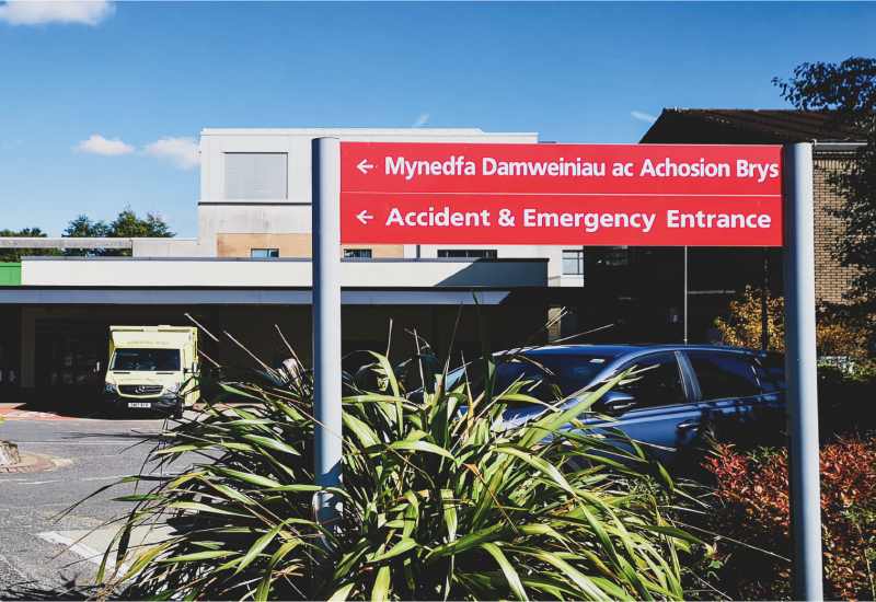 Arwydd A&E y tu allan i ysbyty.