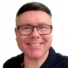 Llun pen ac ysgwyddau o Darren Griffiths