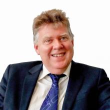 Llun pen ac ysgwyddau o Gary Emery