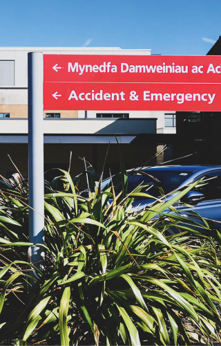 Arwydd A&E mewn ysbyty.