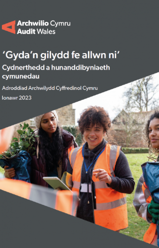 Pedwar o bobl yn garddio yn y gymuned